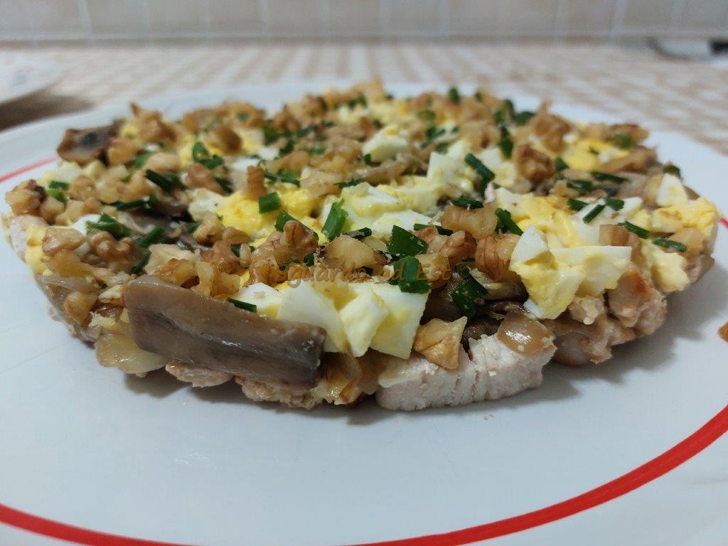 insalata “favolosa” ricetta russa con pollo e funghi